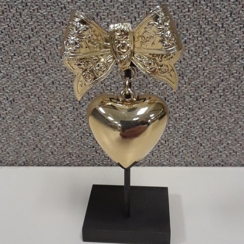 EUC Vintage goldtone Heart & bow brooch